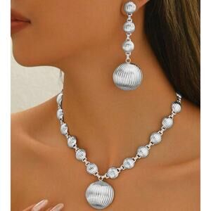 Trendy pierced silver indented circle necklace and earring set